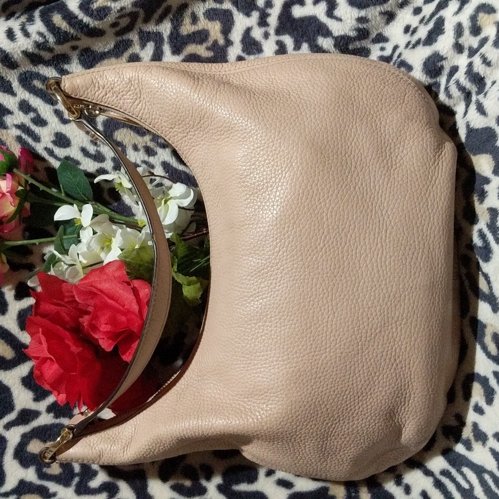 Michael Kors Rhea medium messenger handbag - Picture 2 of 16